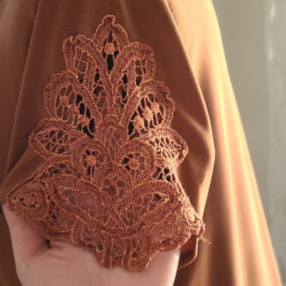 5 for $25 Brown taupe top with embroidered sleeves - Picture 5 of 9